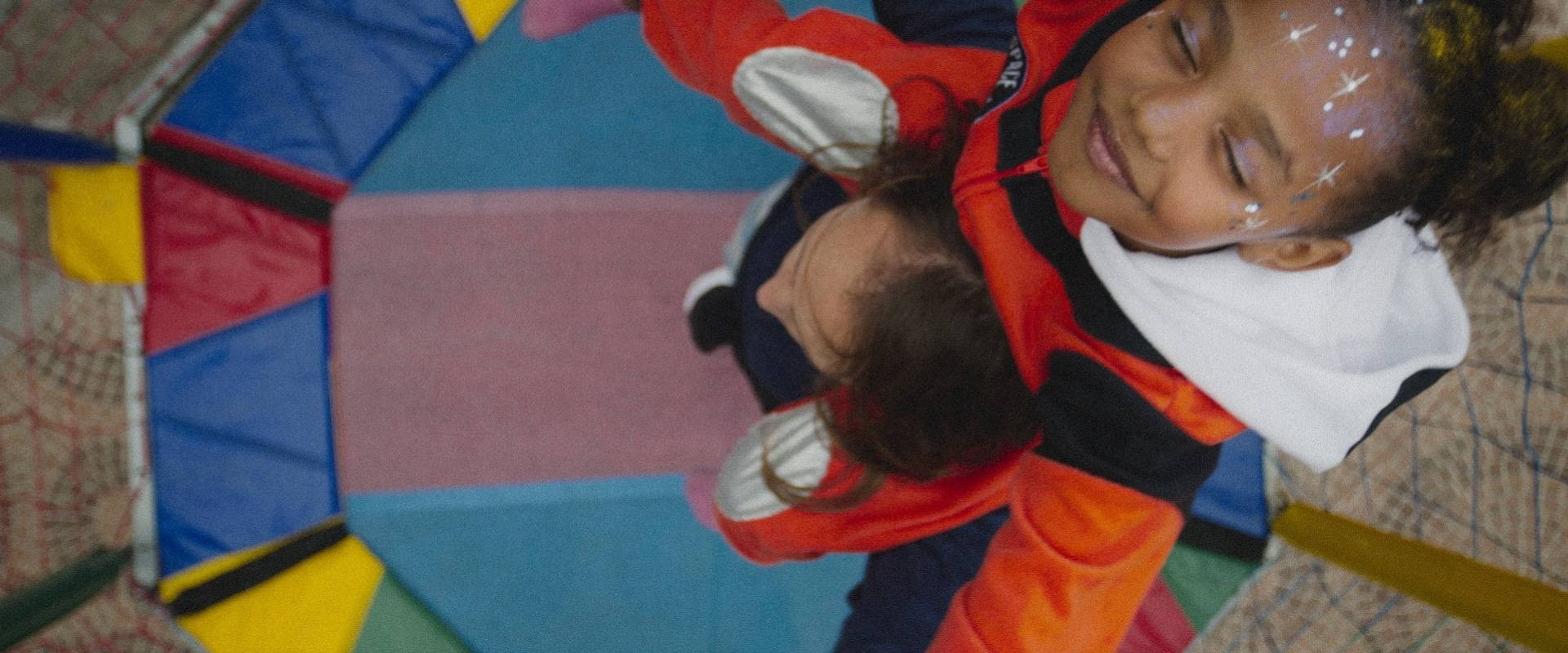 Scene from the film Coração de Neon 15