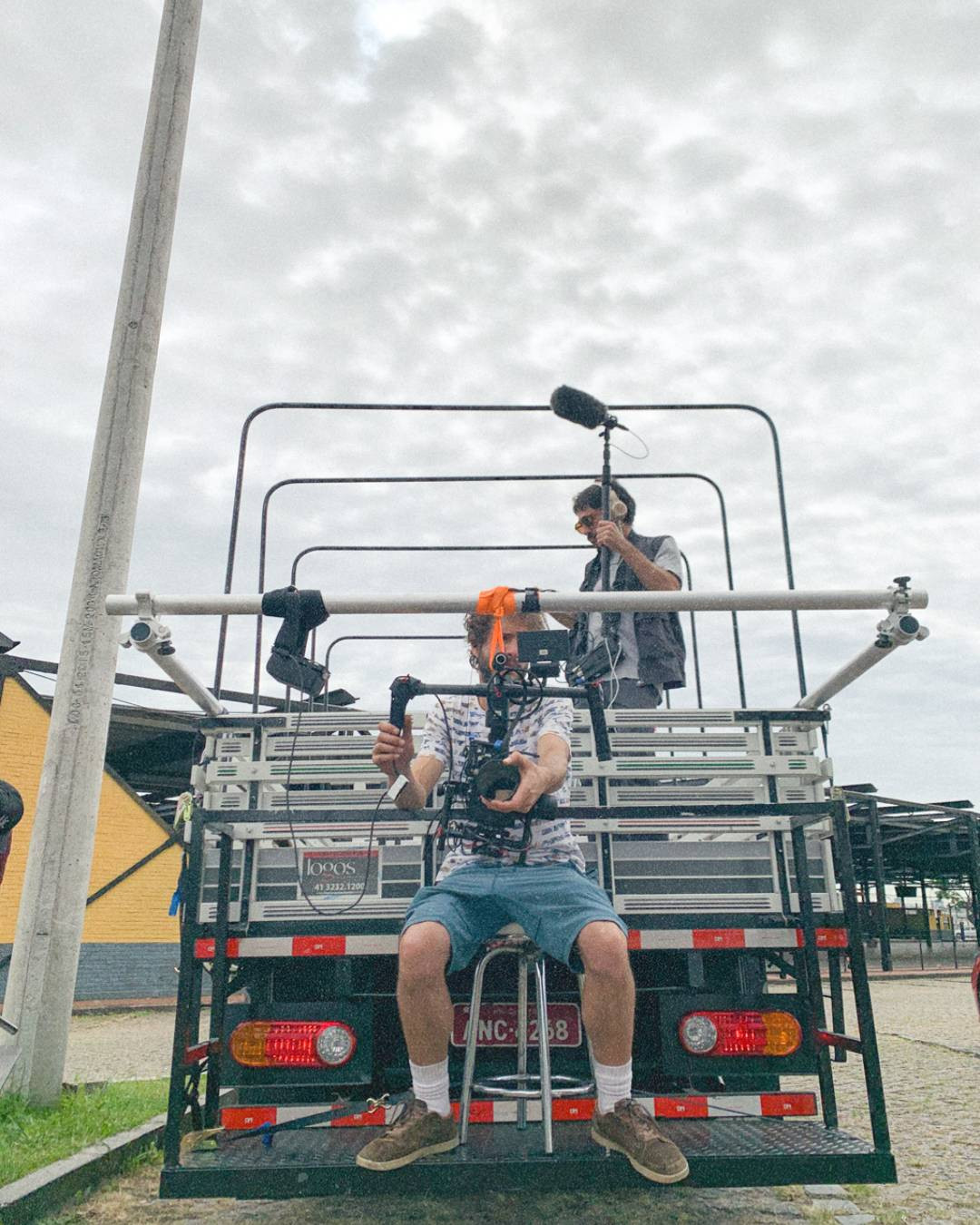 Production photo of Coração de Neon 3