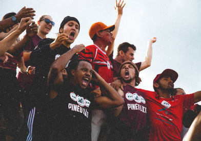 Cena do filme Coração de Neon 32