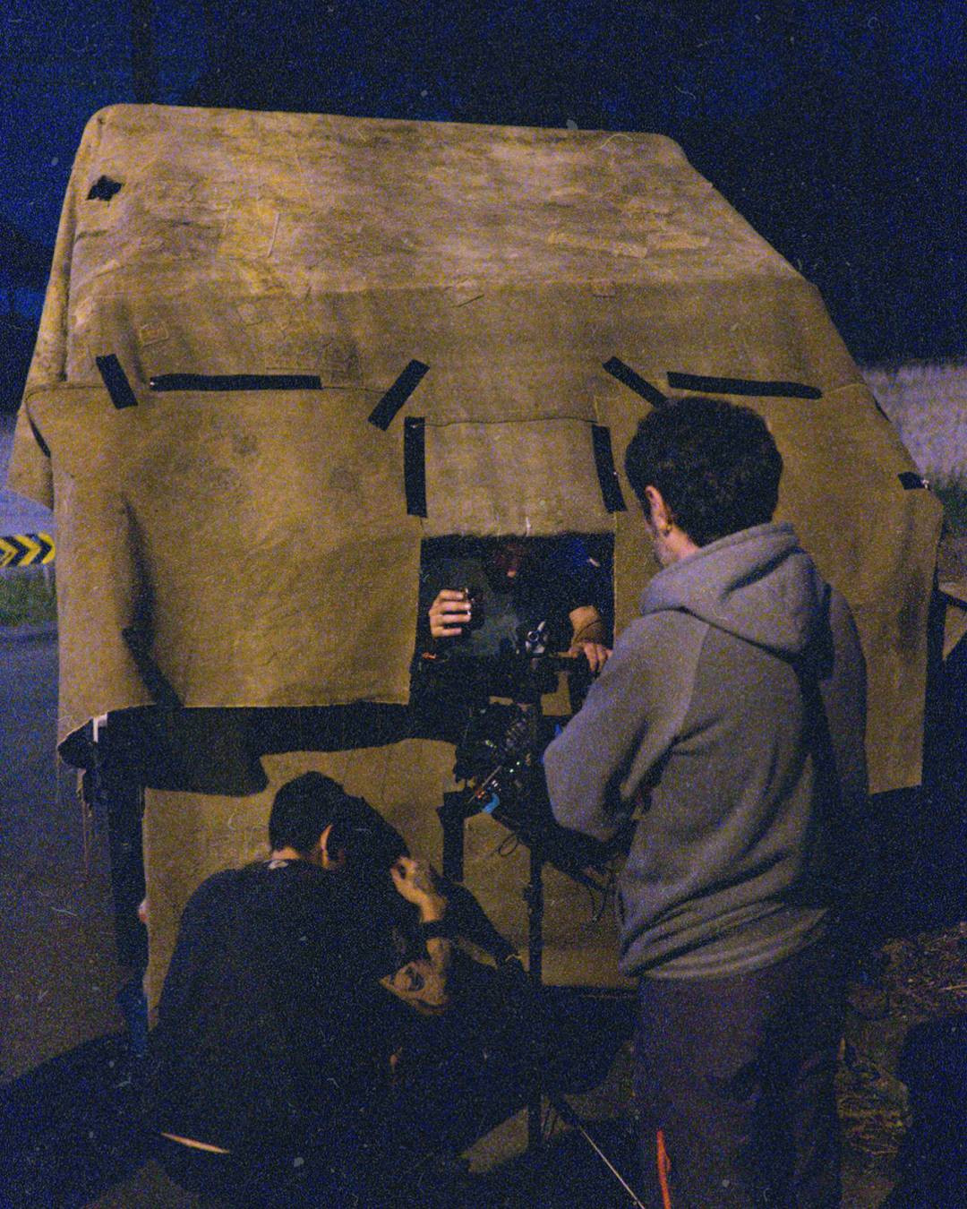 Production photo of Coração de Neon 9