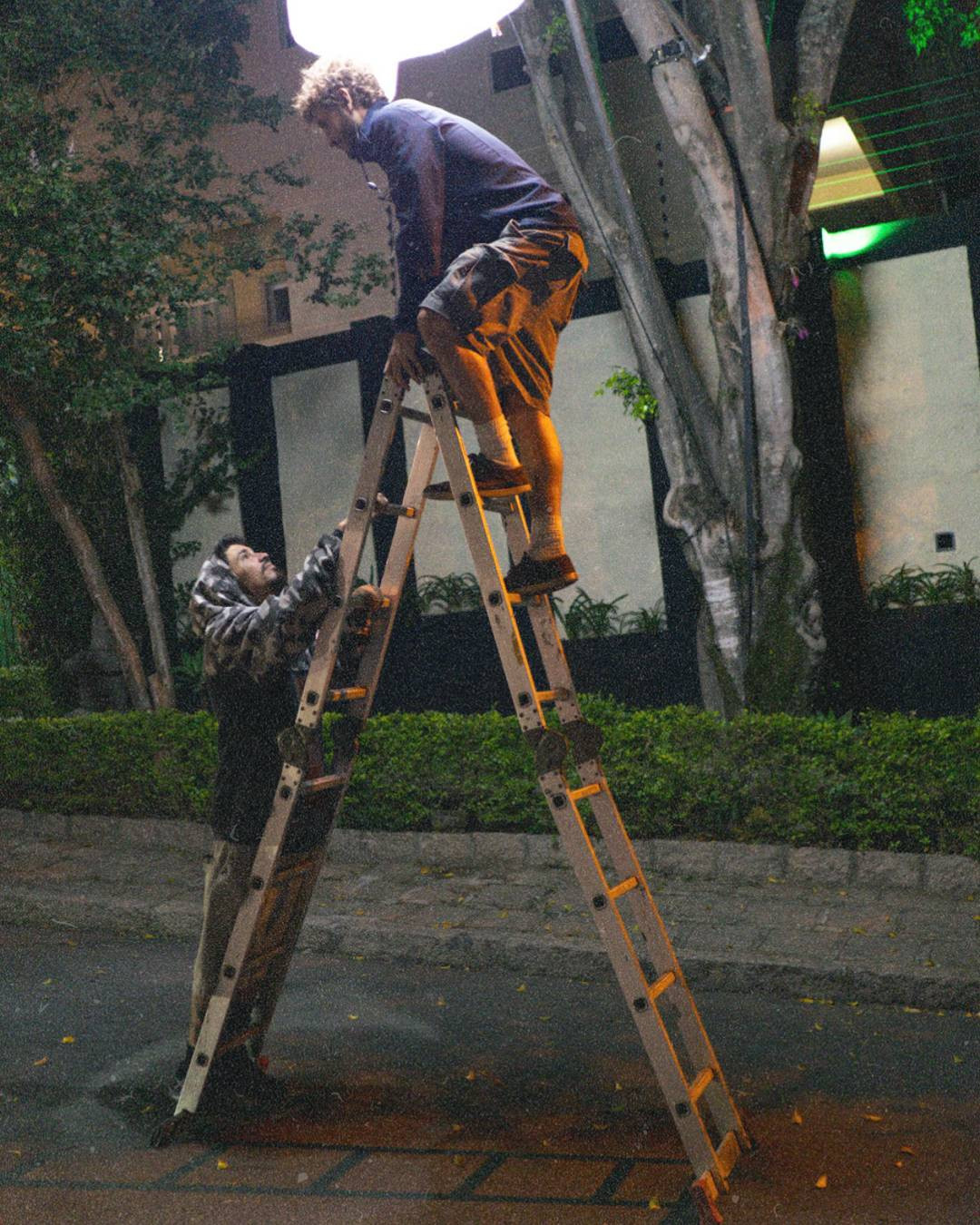 Production photo of Coração de Neon 12