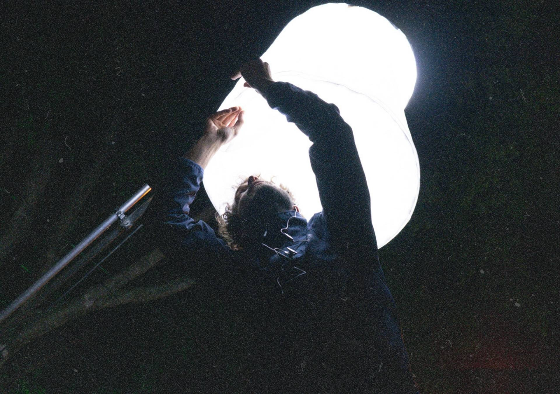 Production photo of Coração de Neon 24