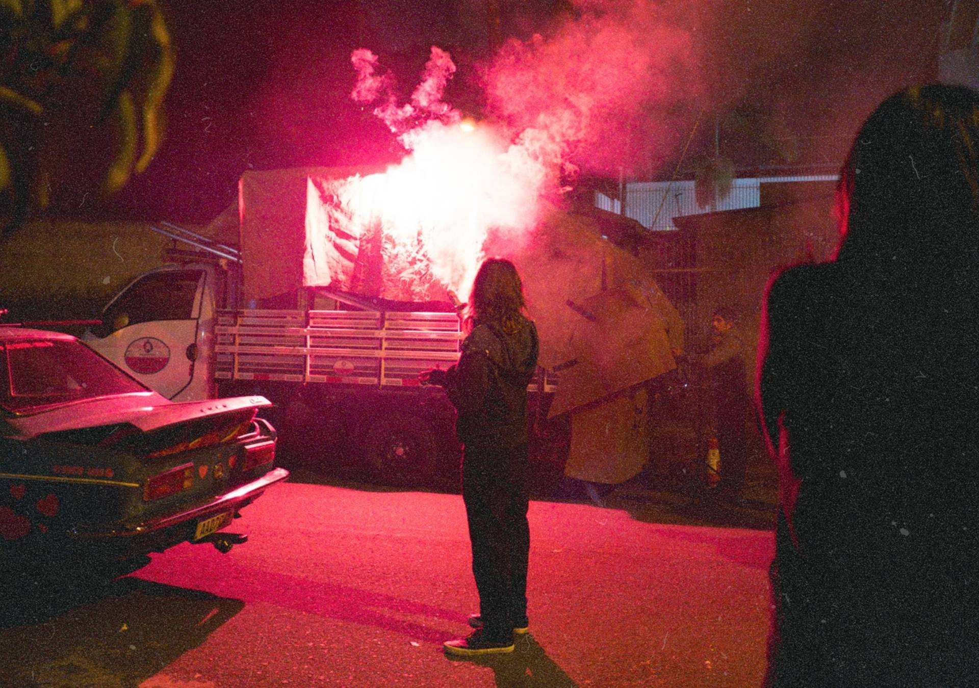 Production photo of Coração de Neon 25