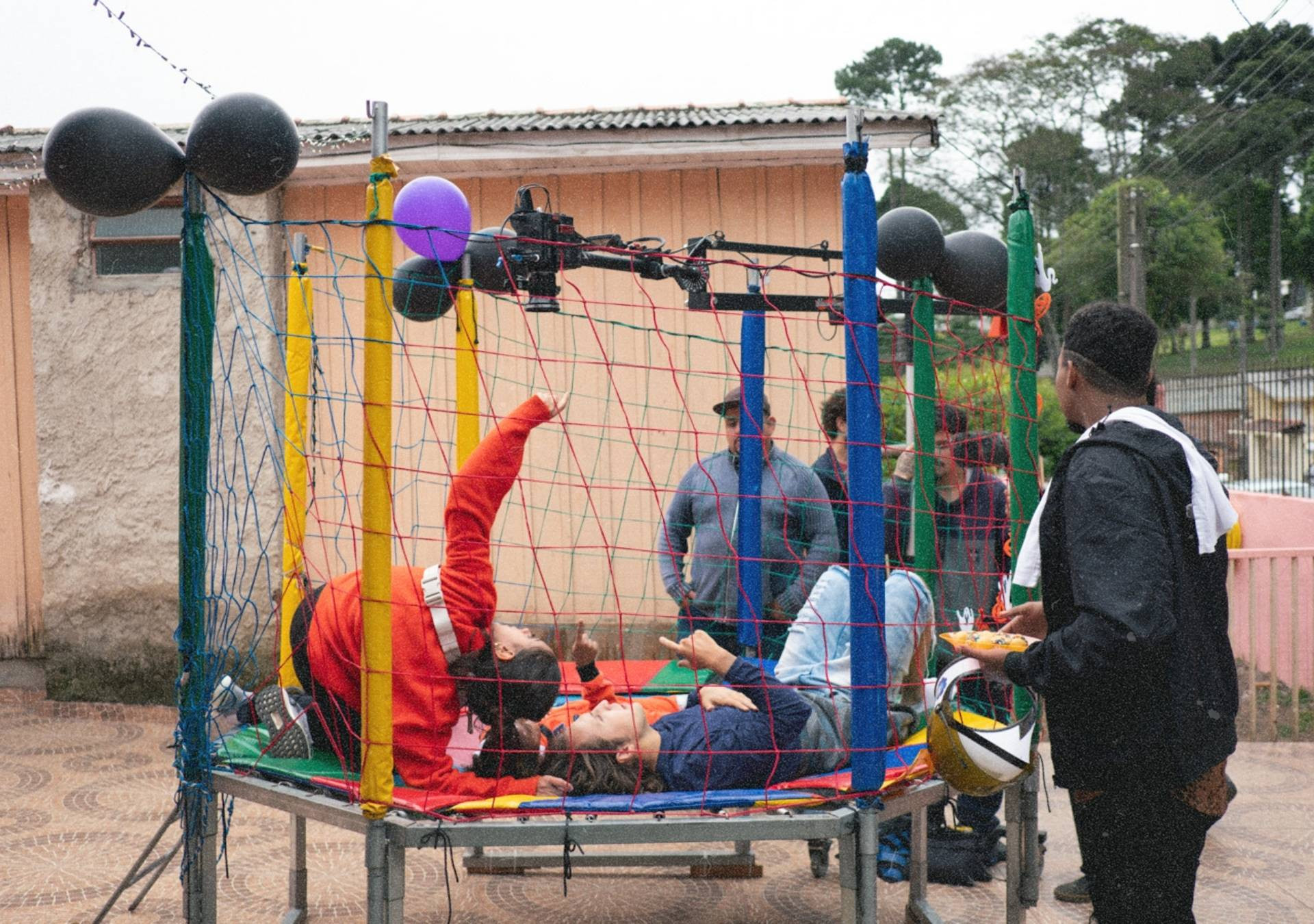 Production photo of Coração de Neon 11