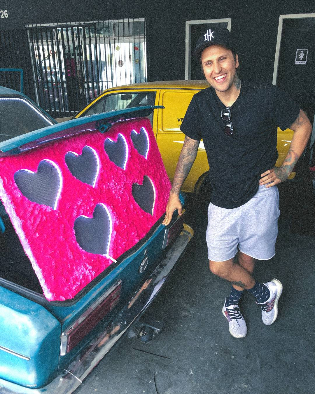 Pre-production photo of Coração de Neon 22