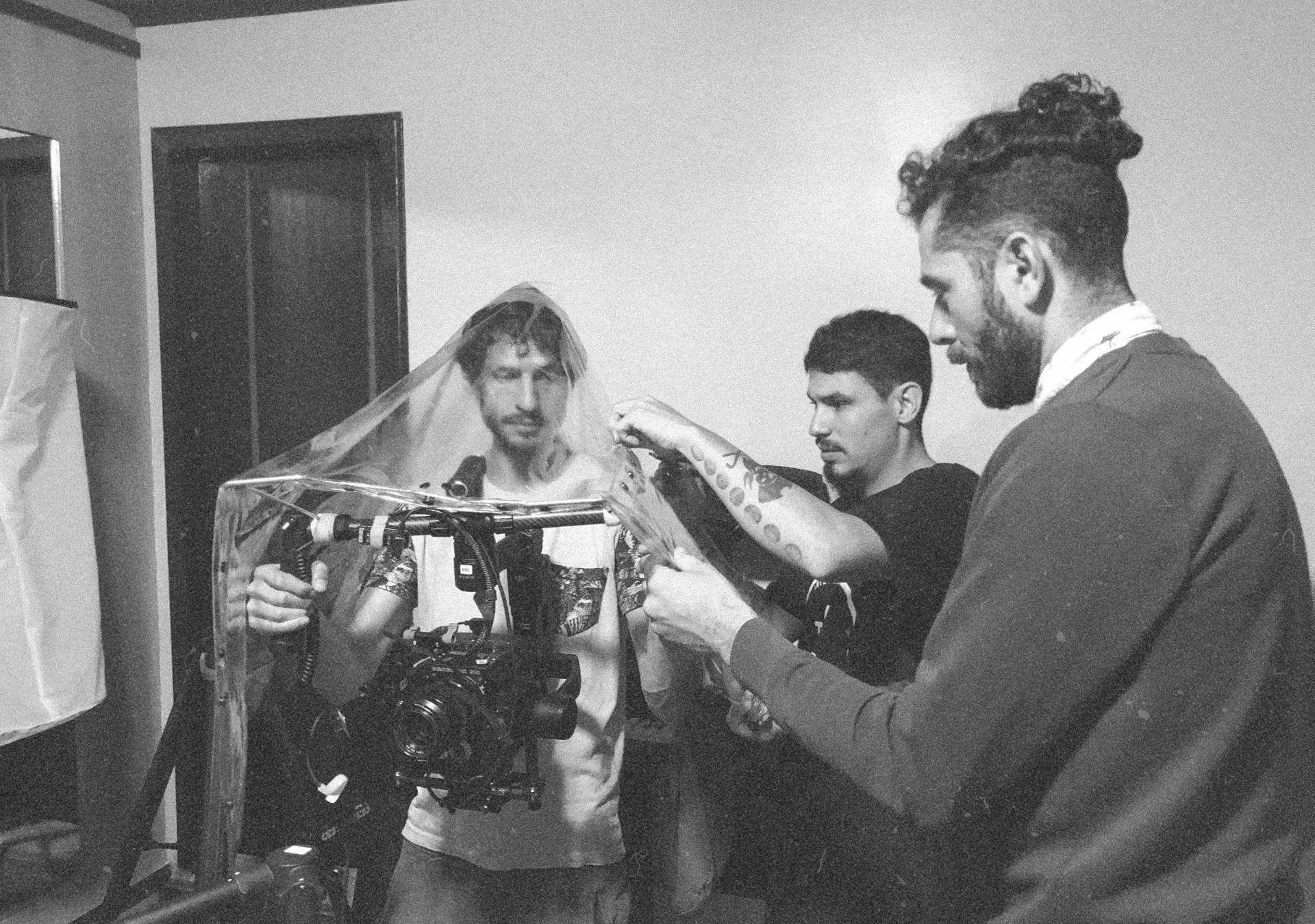 Pre-production photo of Coração de Neon 23