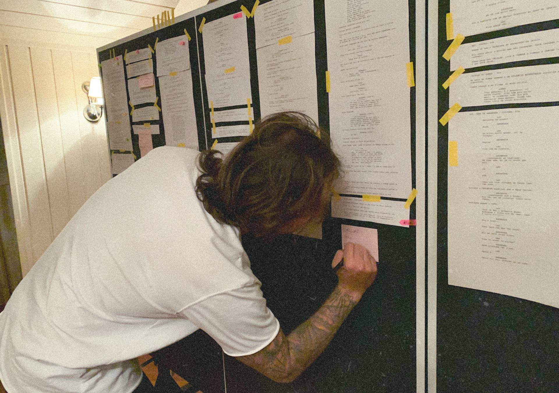 Pre-production photo of Coração de Neon 10