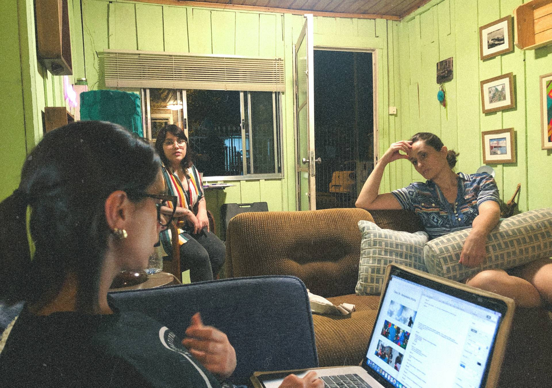 Pre-production photo of Coração de Neon 21