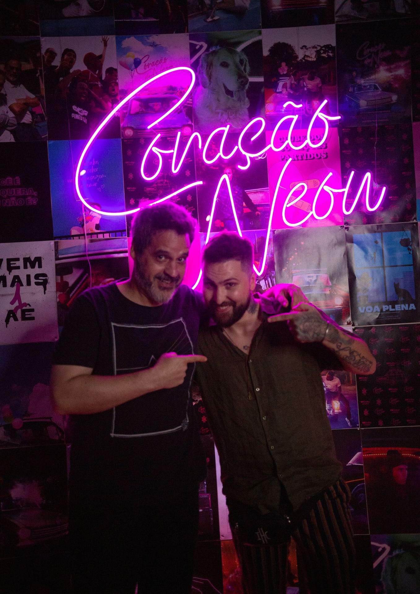 Letrero neón Coração de Neon en el backdrop del preestreno RJ