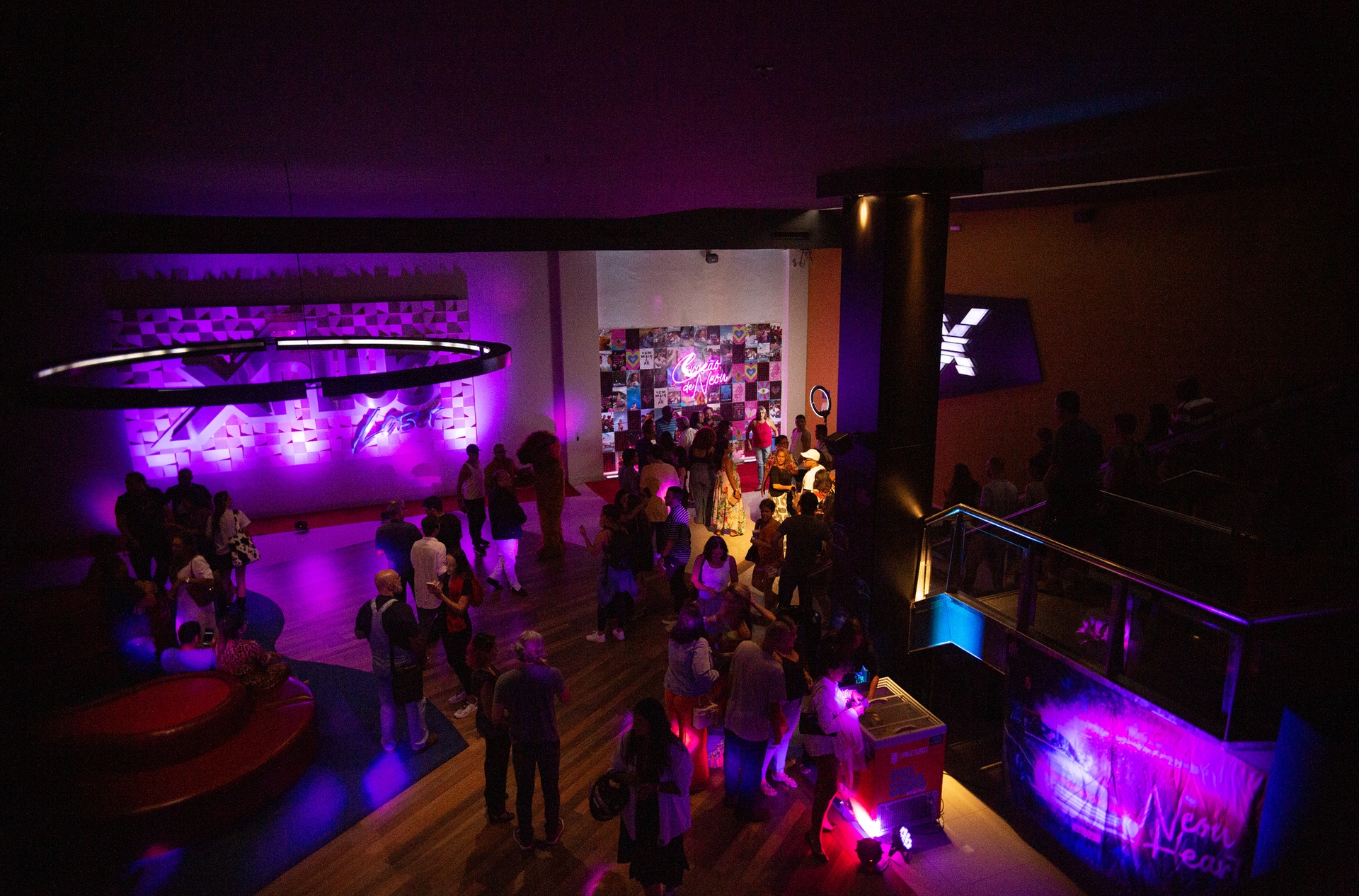 Evento de preestreno con iluminación neón
