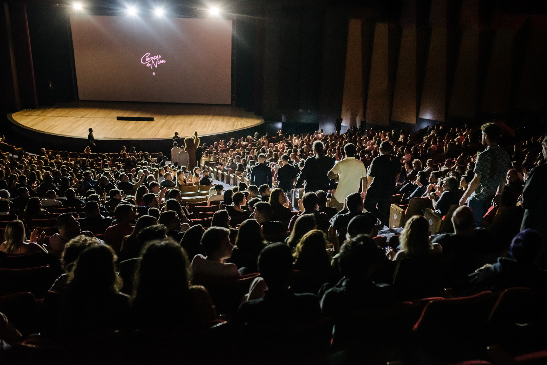 2000 personas en el Teatro Positivo viendo Coração de Neon