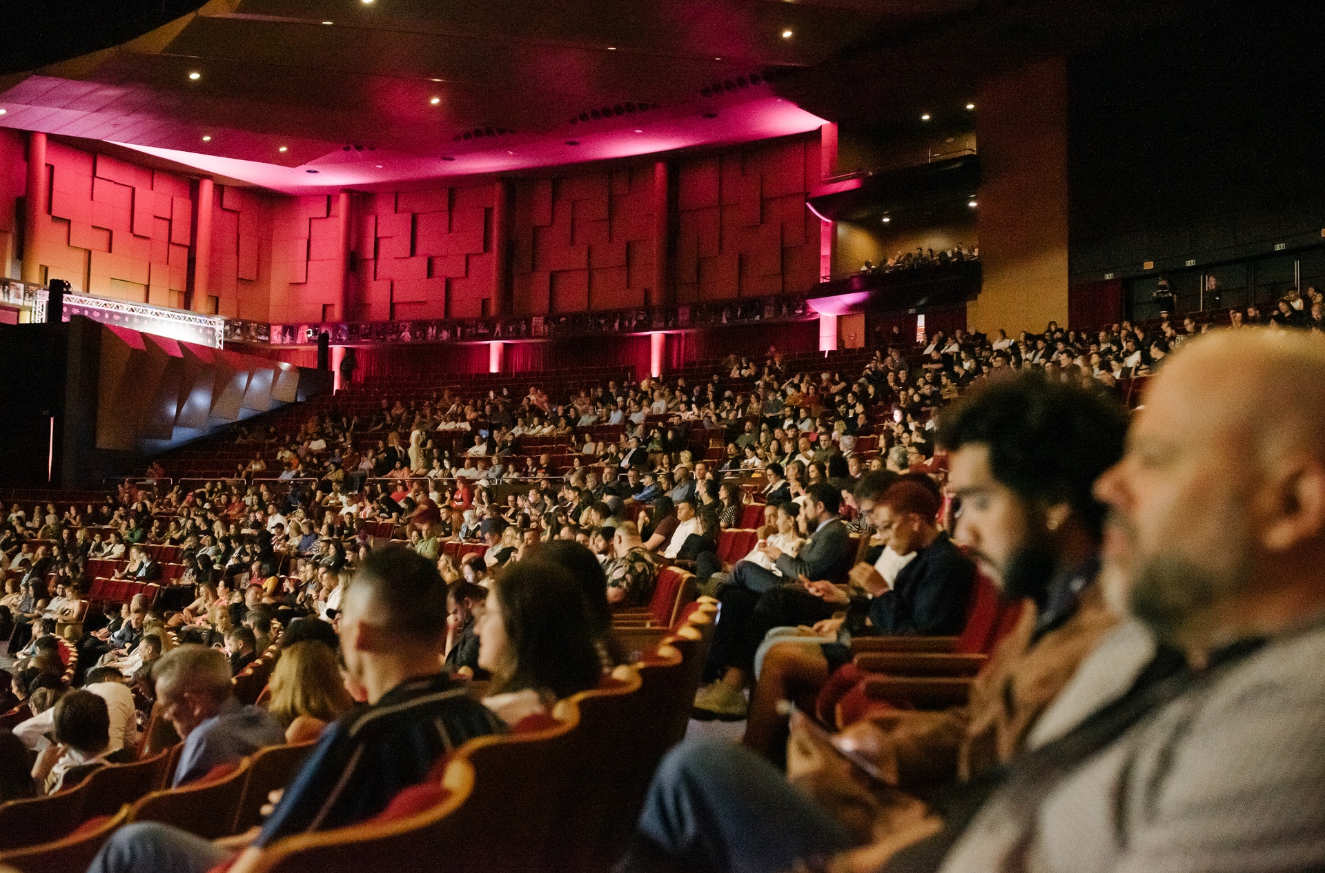 Público en el Teatro Positivo con iluminación especial