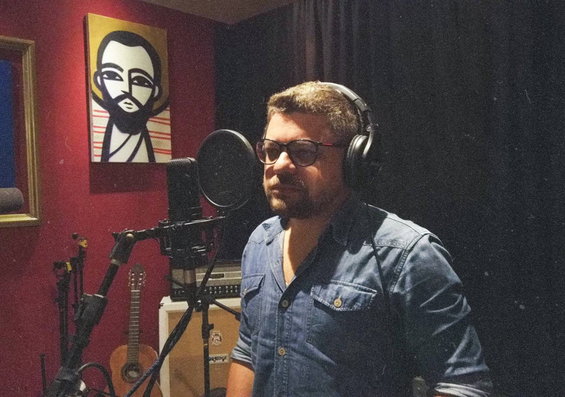 Post-production photo of Coração de Neon 3