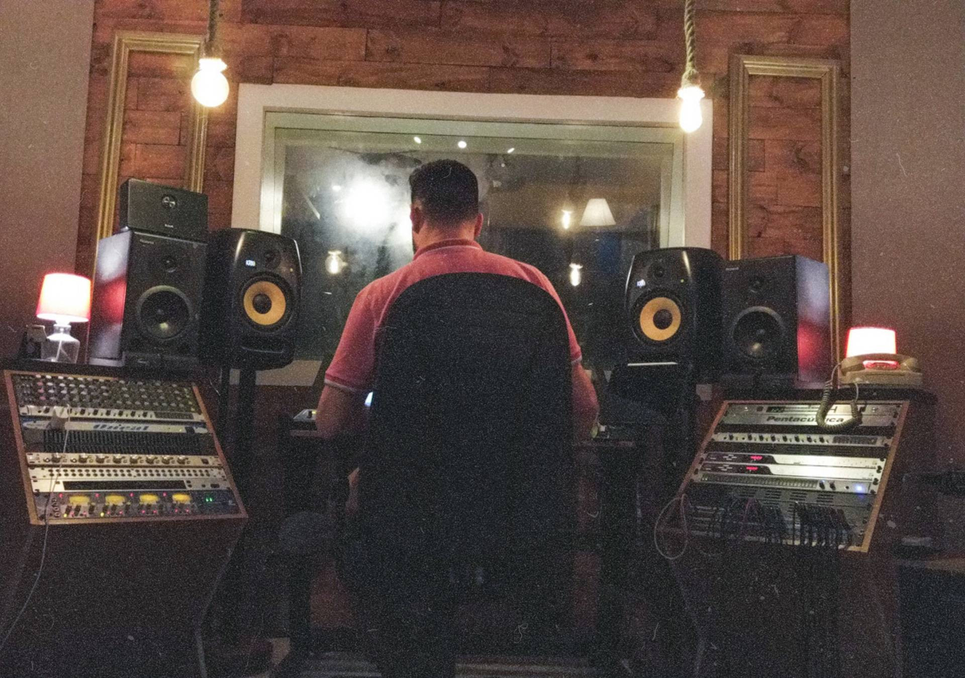 Post-production photo of Coração de Neon 7