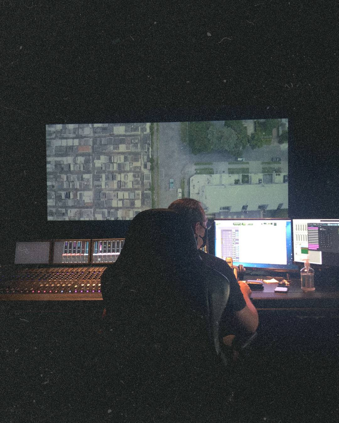 Post-production photo of Coração de Neon 15