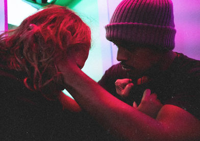 Escena de la película Coração de Neon 27